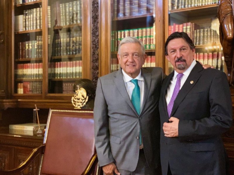 Napoleón y López Obrador durante su entrevista en Palacio Nacional.