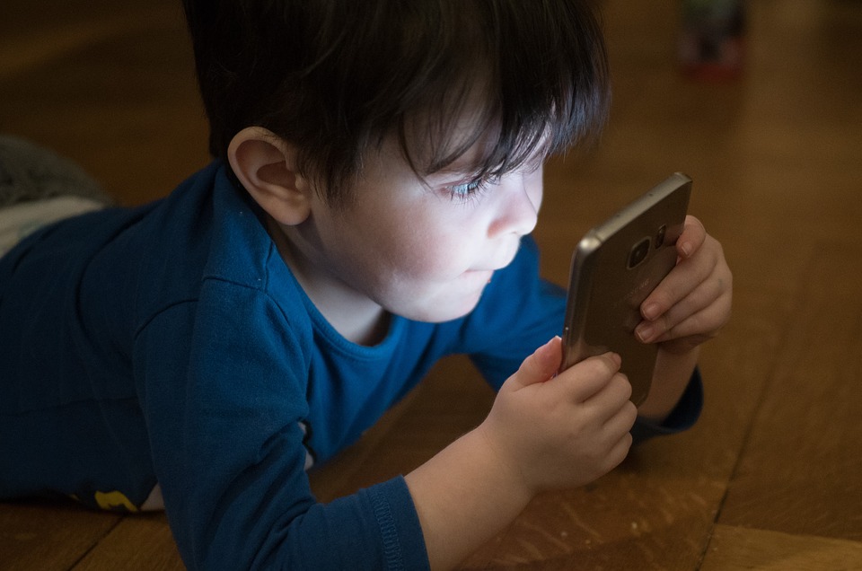 Niños de entre 2 y 4 años no deberían pasar más de una hora ante una pantalla. (Especial)