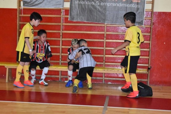 Niños consuelan a sus rivales tras ganar una final en Argentina (Twitter @diariotiemposur)
