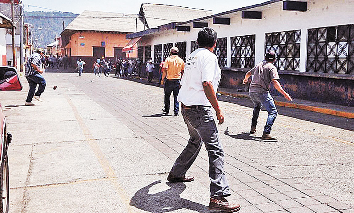 Pobladores durante el asedio a la sede de las autoridades indígenas del ayuntamiento. (EFE)