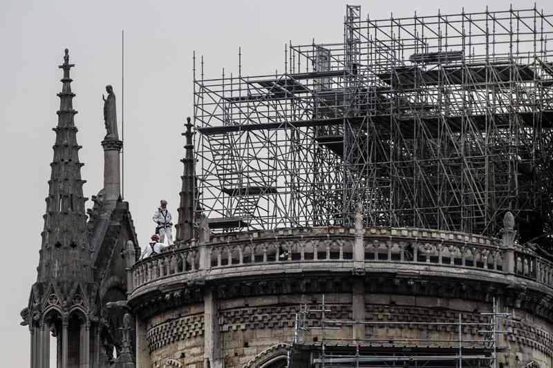 El presidente francés Emmanuel Macron fijó como objetivo concluir en cinco años la reconstrucción de la catedral. (AFP)