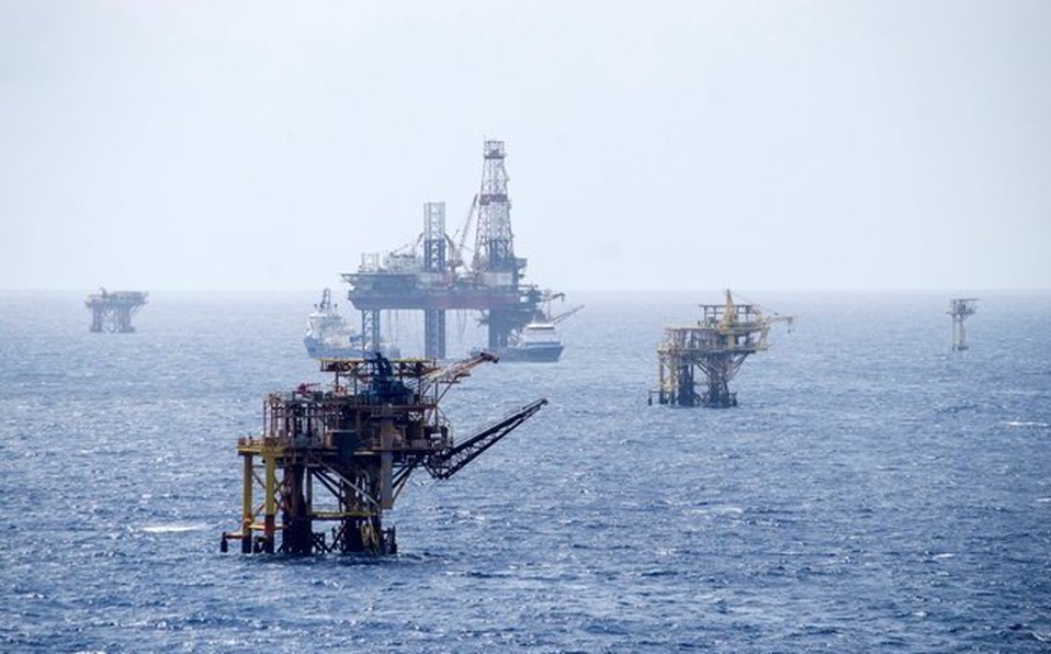 La restricción de pesca en zonas donde se ubican plataformas dentro del Golfo de México fue impuesta en 2003. (Archivo)