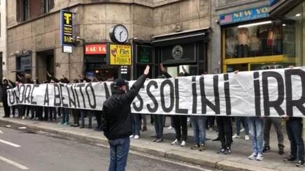 Ultras del Lazio muestran manta en "honor" a Mussolini (Especial)