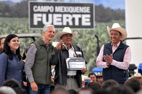 Durante la entrega de los apoyos. (Especial)