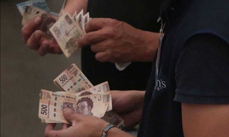 Embolsando dinero.