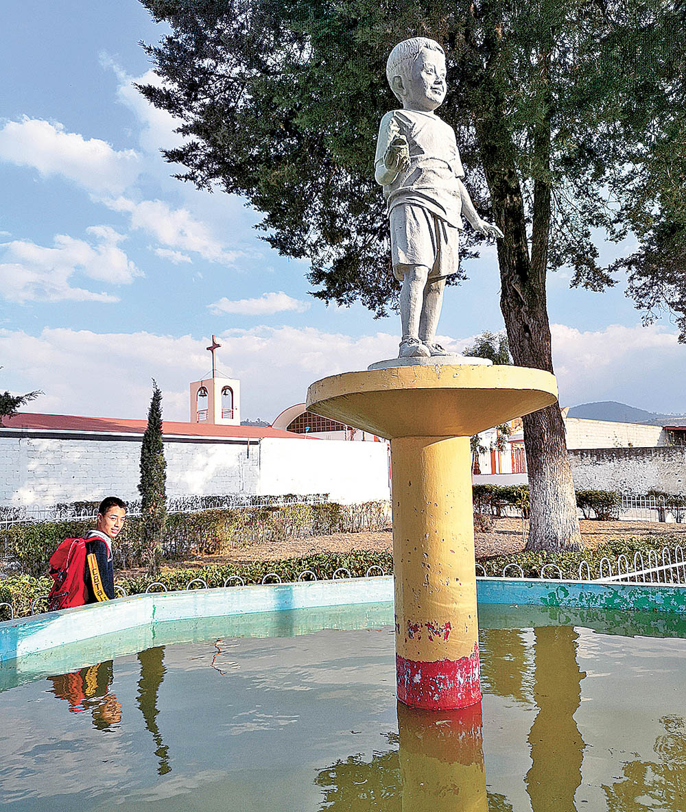 La estatua que se levantó en su honor, en La Gloria, luce descuidada. (Liliana Padilla)