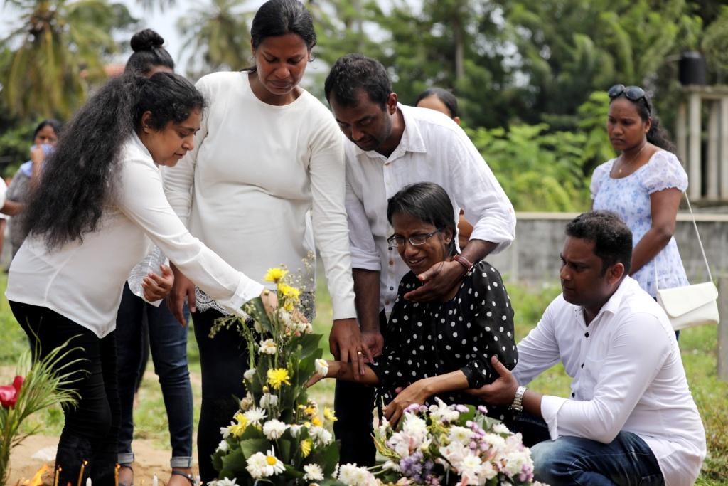 Algunos familiares comenzaron a sepultar a seres querido que fueron víctimas del atentado en Sri Lanka el pasado domingo (Reuters)