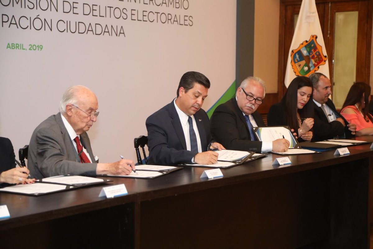 Francisco García Cabeza de Vaca, gobernador de Tamaulipas y autoridades electorales, durante la firma de convenio (Foto/Twitter)