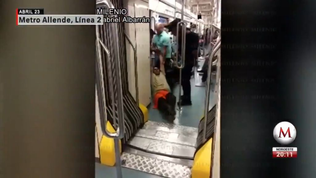 El hombre fue arrastrado por varios policías hacia afuera del vagón en la estación del Metro Allende. (MILENIO)