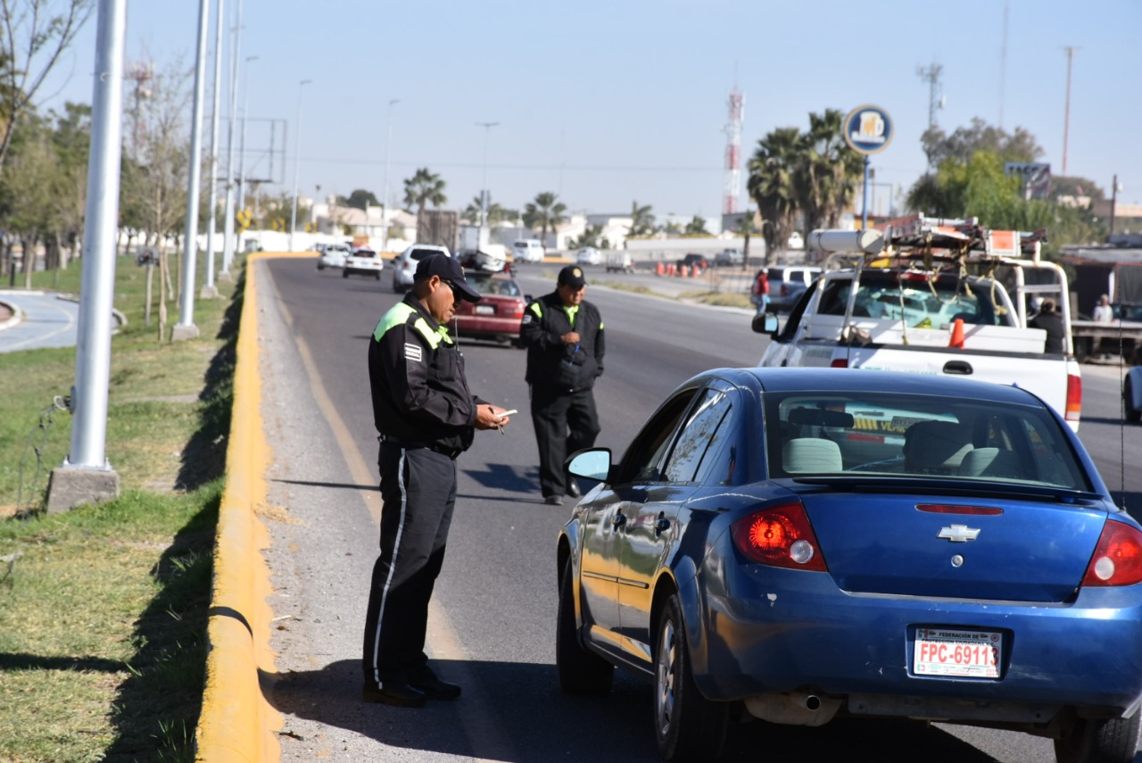 Además se investiga a un elemento por multar a una familia de Durango por traer vidrios polarizados. (Milenio Digital)