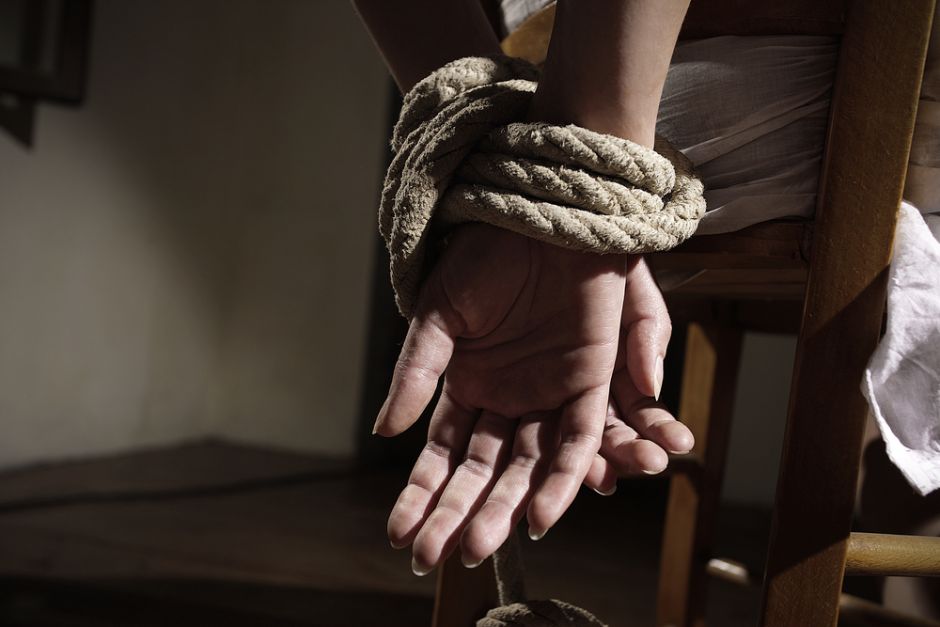 La joven pudo escapar y pedir ayuda para que detuvieran a su esposo. (Shutterstock)