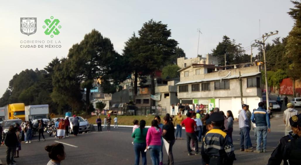 Personas exigen que el alcalde Cuajimalpa se presente para exigir agua.