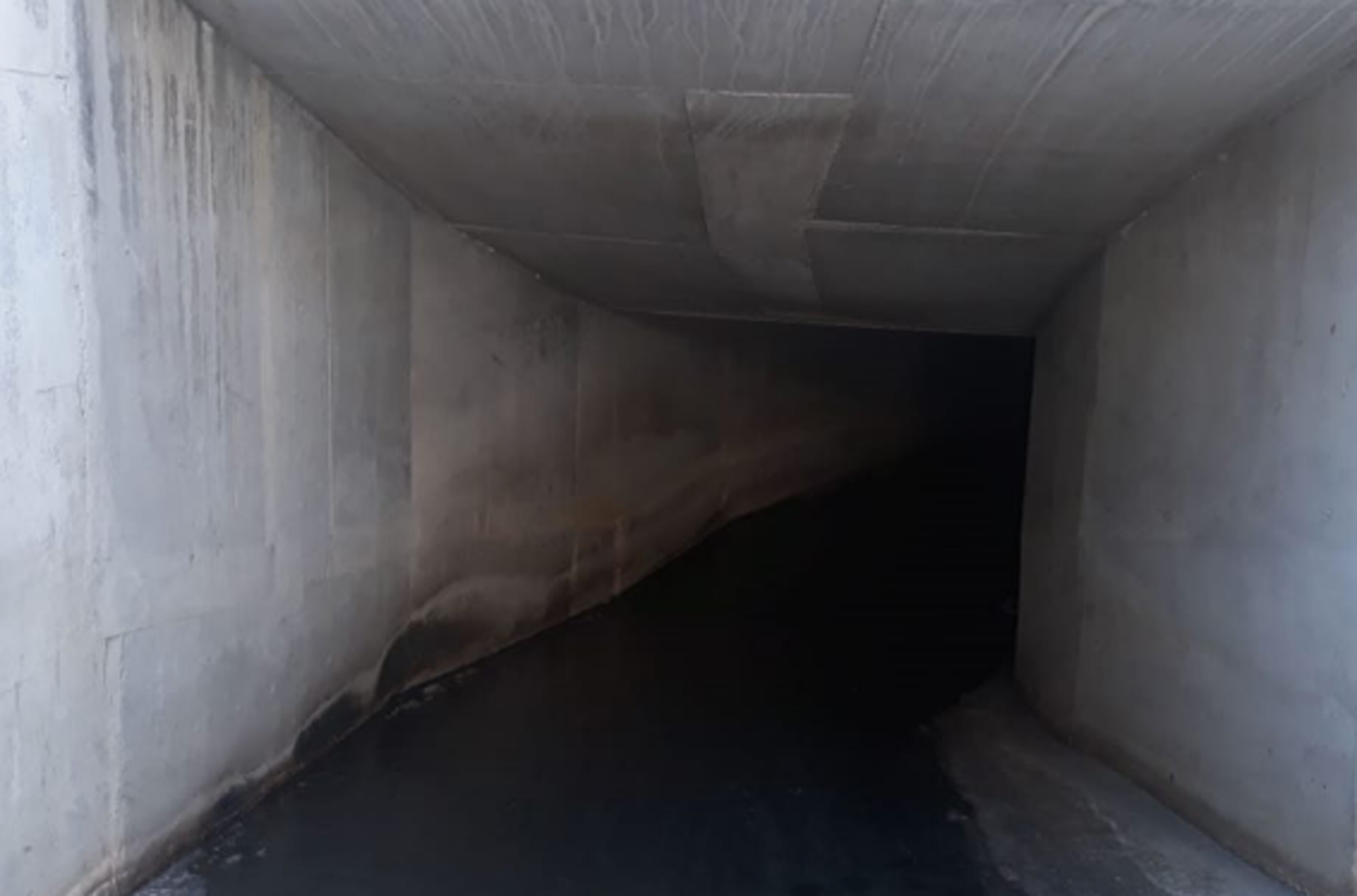 Túnel de las compuertas en el canal de aguas negras de la Conagua en Atitalaquia. (Cortesía)