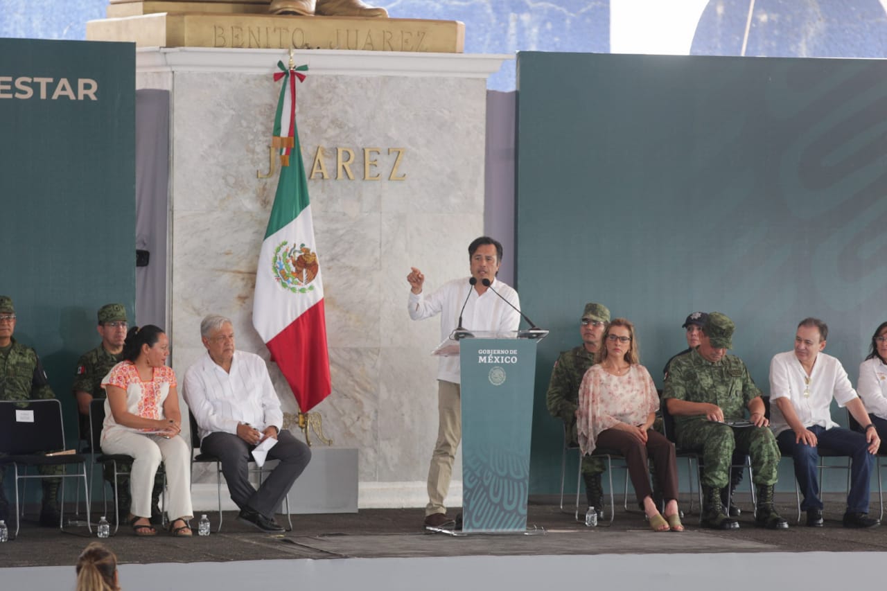 El gobernador de Veracruz, Cuitláhuac García, toma la palabra durante un acto encabezado por AMLO en Minatiltán. (Omar Franco)