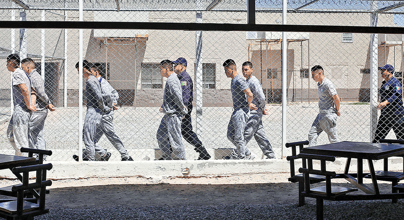Internos en su traslado por el interior del Centro de Reinserción Social para Adolescentes Infractores en Chihuahua. (Ariana Pérez)