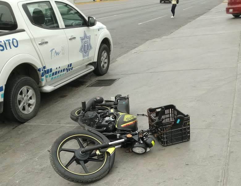 Motocicleta es embestida por automóvil.
