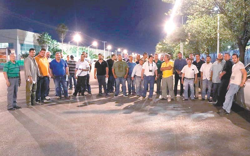 Los opositores al sistema digital se reunieron anoche en el estacionamiento de una plaza comercial. (Foto: ORLANDO MALDONADO)