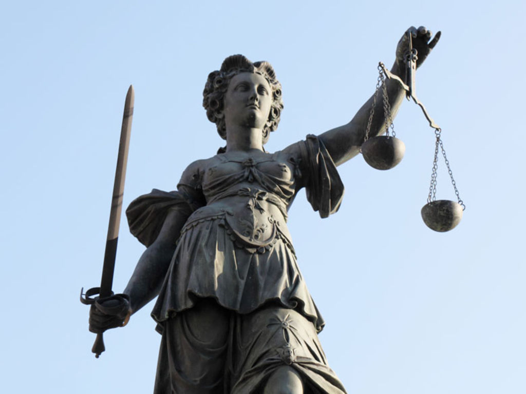 La relación entre justicia y ley es imaginaria: en nuestras manos no está la justicia sino el bien común. (Foto. Word Press)
