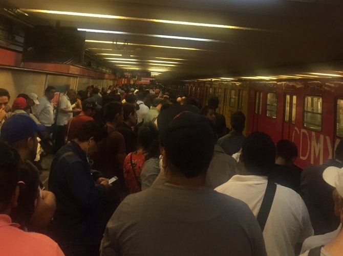 Los usuarios indicaron que la estación Zaragoza está saturada. | Twitter @apulesley