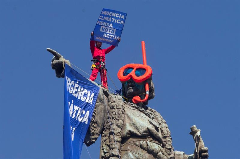 Los activistas colocaron gafas de buceo a la estatua de Colón en Barcelona. | EFE