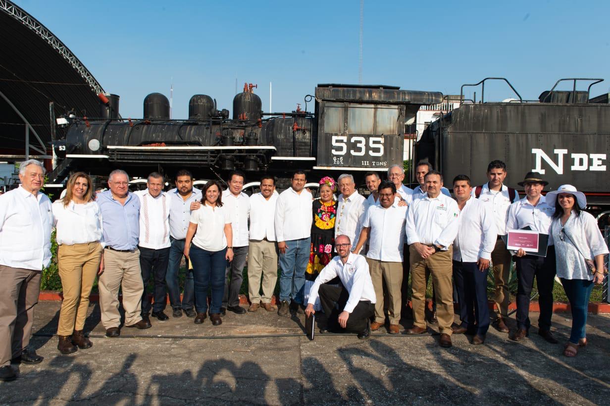 AMLO junto con integrantes de su gabinete y el gobernador de Oaxaca, Alejandro Murat, en la estación ferroviaria Matías Romero. (Especial)