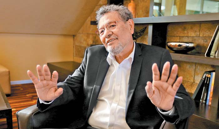 “No me arrepiento de haber vivido como lo hice, porque creo que eso me dio madurez como persona”, afirma el autor nacido en Sinaloa. Javier Ríos