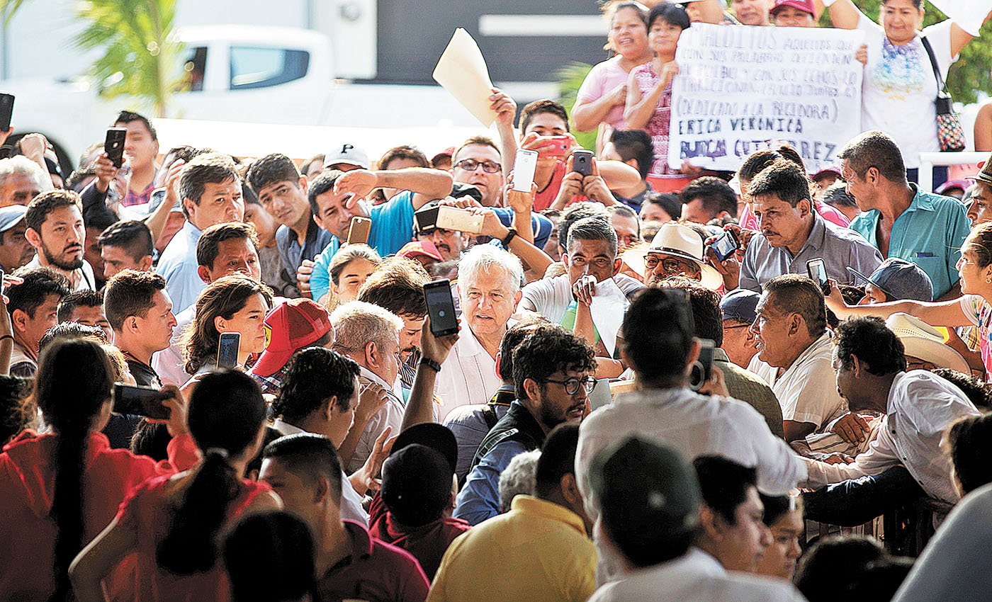 Ayer decenas recibieron al Presidente en Veracruz, entre reclamos de justicia, peticiones y mensajes de apoyo. (Omar Franco)