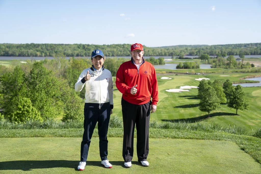 Donald Trump y Shinzo Abe jugaron golf en un club en Virginia. (Twitter | @realDonaldTrump)