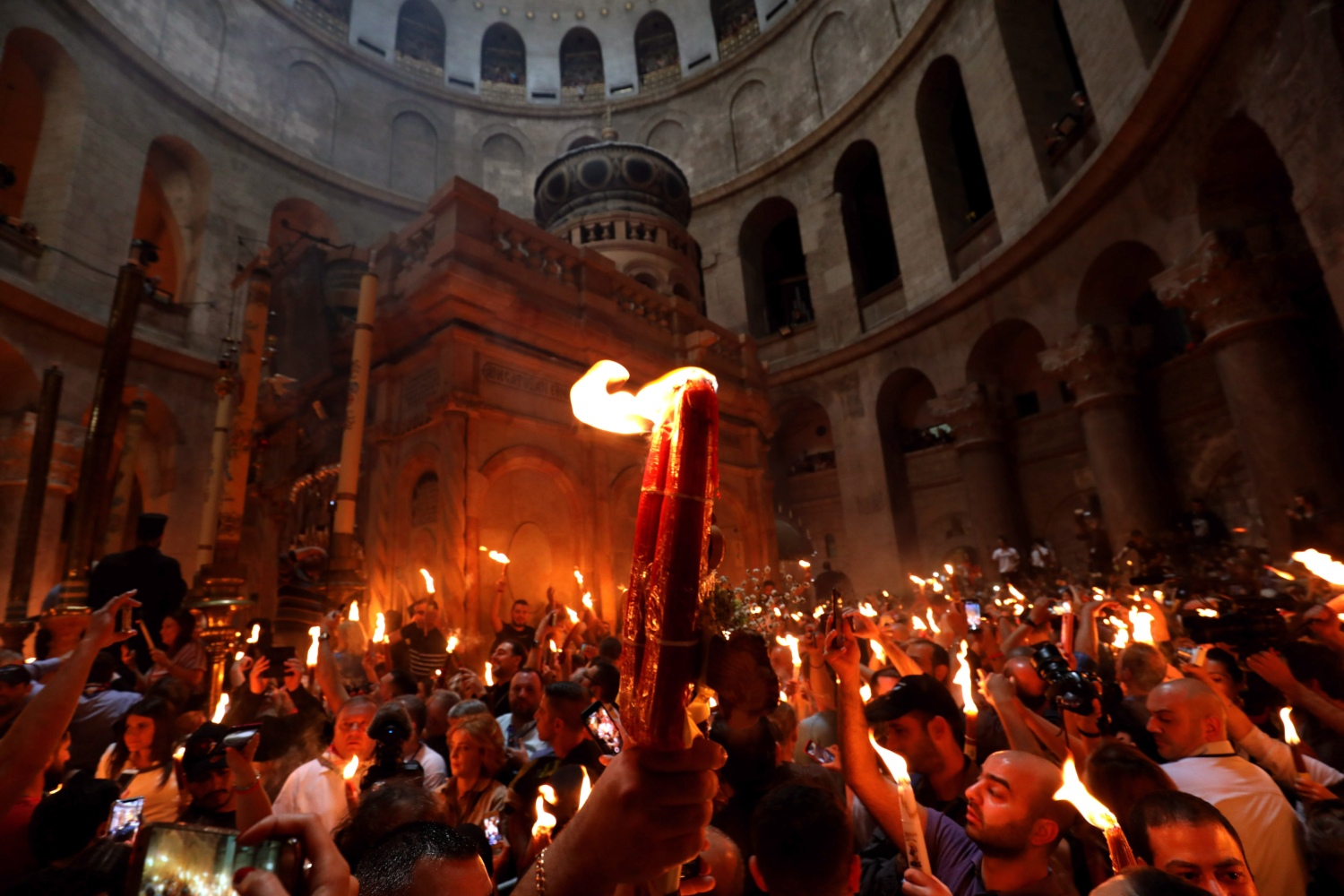Jerusalén. Cristianos ortodoxos sostienen velas encendidas durante el “Fuego Sagrado” en la Iglesia del Santo Sepulcro. (AFP)