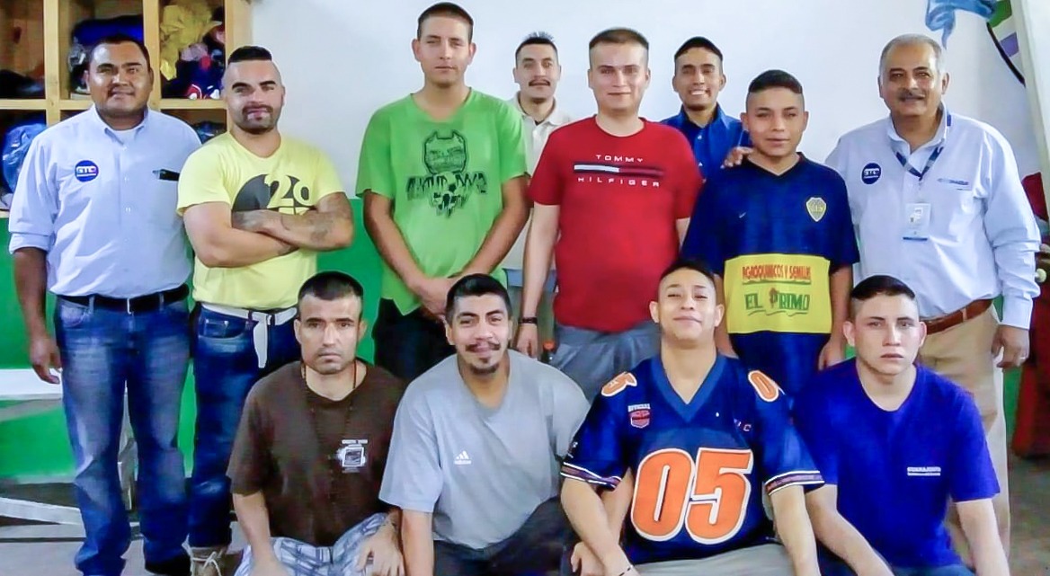 Jóvenes que tenían problemas de adicción hoy concluyen sus estudios