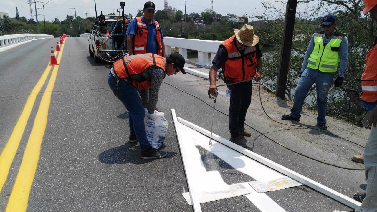 Pintan señaléticas en tramo de la carretera Tampico-Valles (Foto/MILENIO)