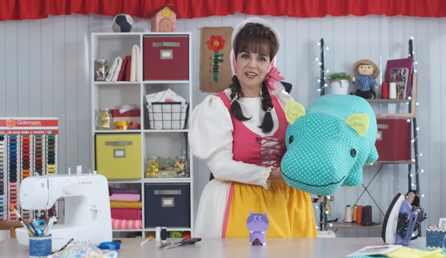 La presentadora infantil Alma Gómez regresa a YouTube en un video en donde enseña hacer un hipopótamo. (Captura de pantalla)