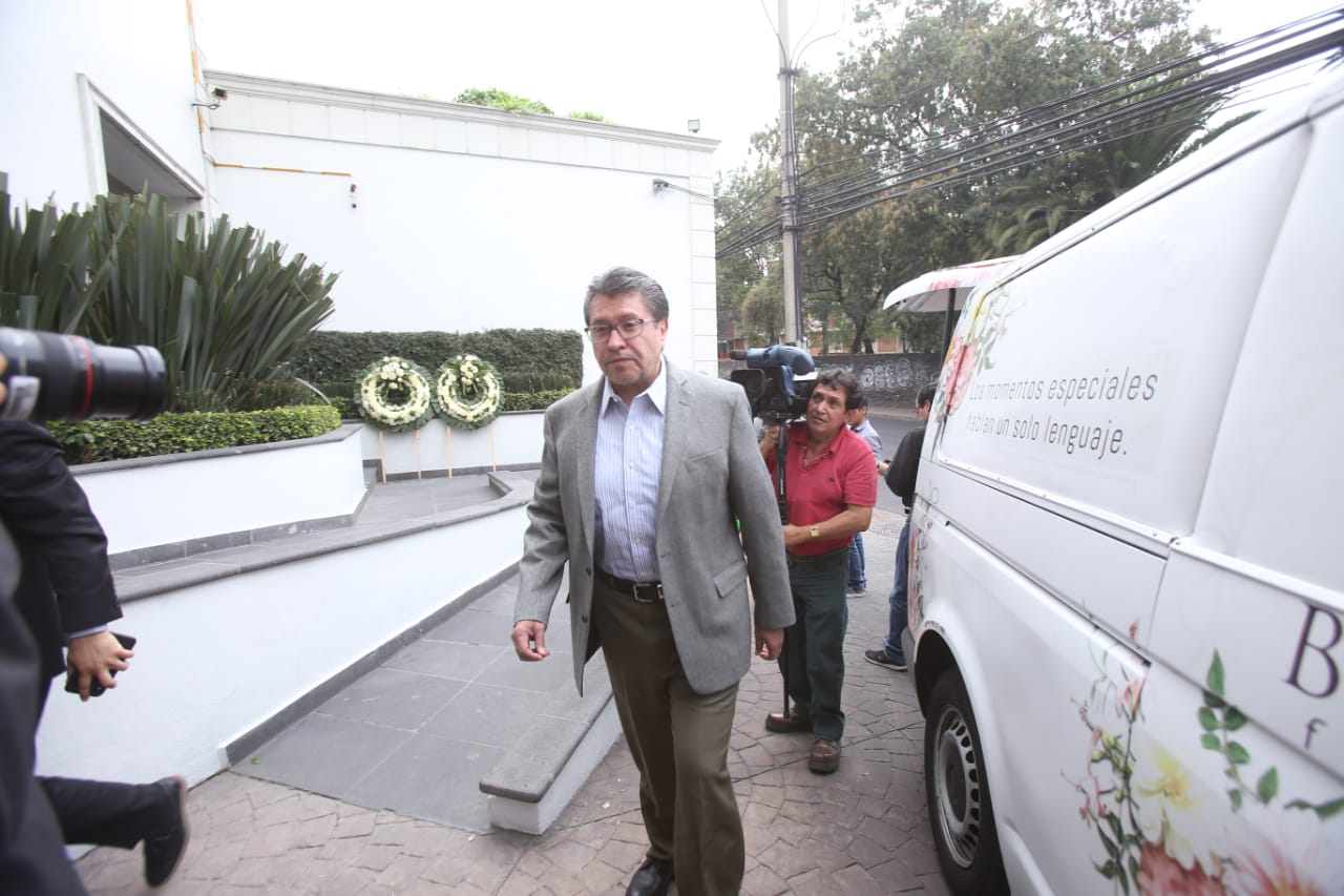 Ricardo Monreal, coordinador de Morena en el Senado, asistió a la funeraria en El Pedregal para despedir a la legisladora priista (Juan Carlos Bautist