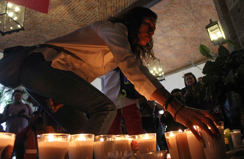 Los asistentes leyeron un pronunciamiento y gritaron consignas por feminicidios en Jalisco (Fernando Carranza).