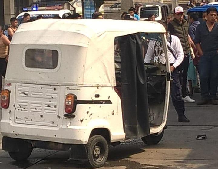 El ataque ocurrió cerca del cruce a la calle 5 de Mayo y 8 Oriente cuando el comando disparó repetidamente contra el mototaxi   (Especial)