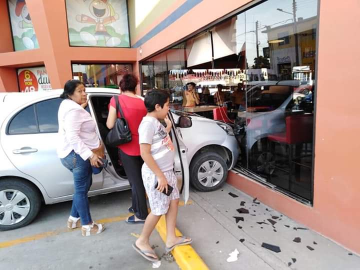 El conductor se mete con todo y su coche a una cafetería de Altamira (Foto/Noel Vergara)