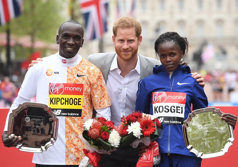 El príncipe Harry posa con Eliud Kipchoge y Brigid Kosgei, ganadores del Maratón de Londres (EFE)