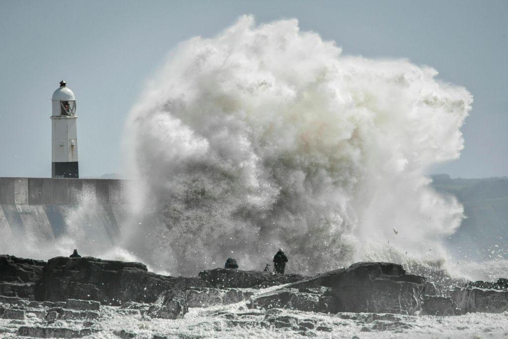 RU. Las olas chocan fuertemente contra la bahía de Porthcawl en Gales debido a la tormenta Hannah (AP)
