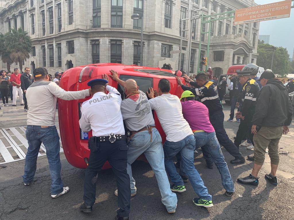 Servicios de emergencia laboran en Eje Central y avenida Hidalgo. (Tomada de @kroseco25)