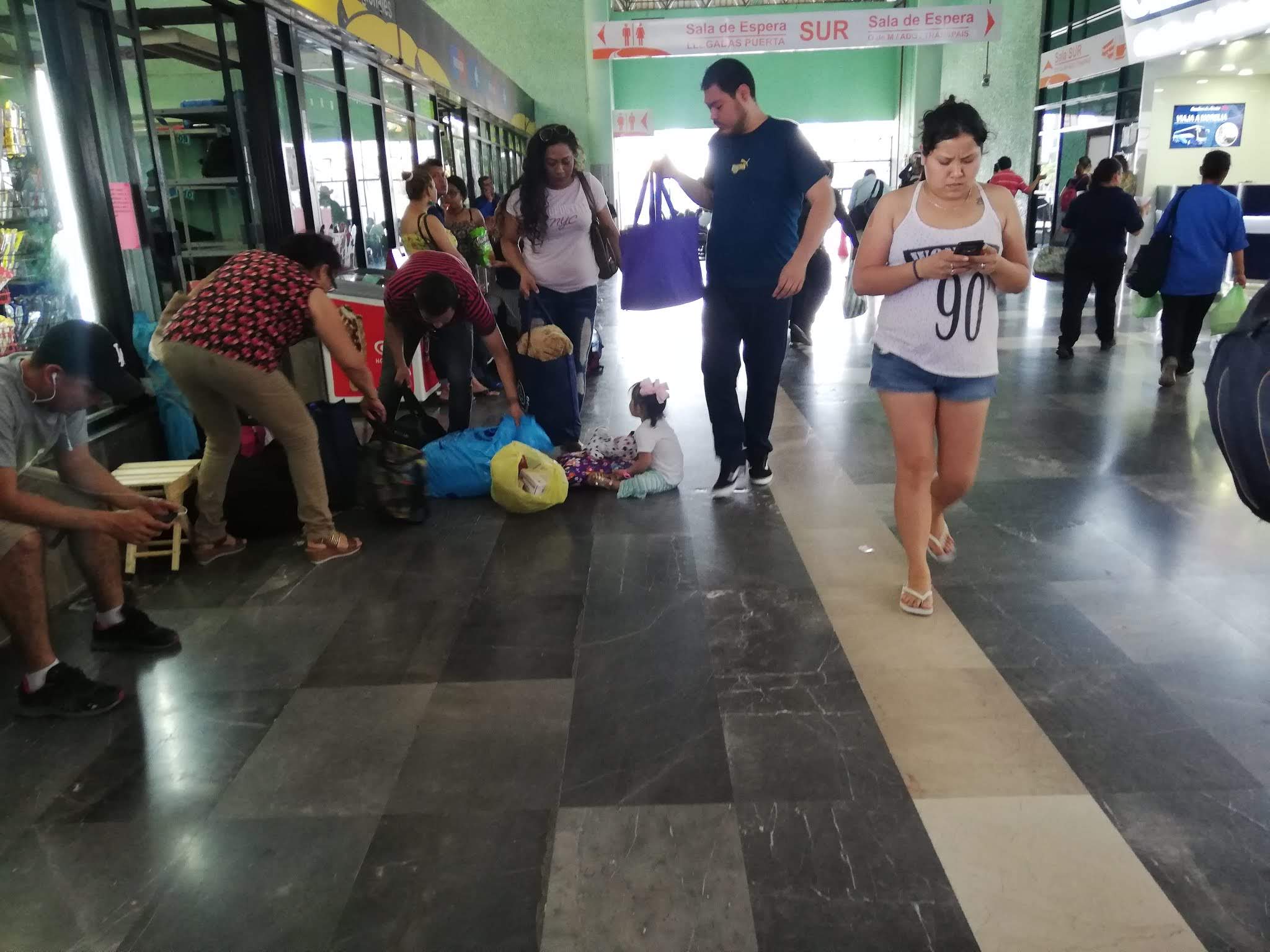 Vacacionistas en la Central Camionera de Tampico.