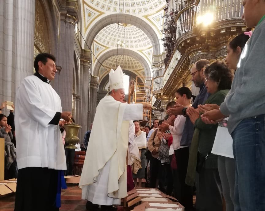 El Vaticano informó que el papa Francisco destinó medio millón de dólares para que la Iglesia de México pueda seguir asistiendo a los migrantes (J. Za