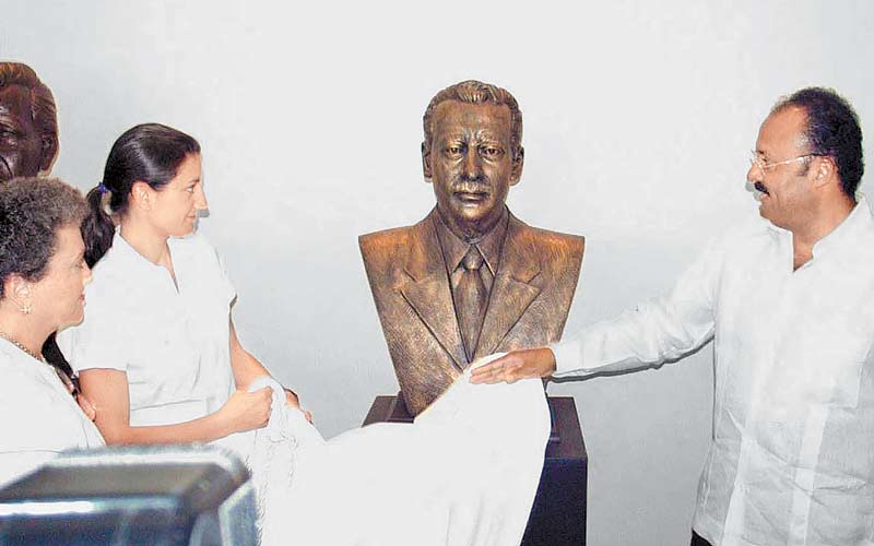 Develación del busto del ex gobernador por parte de René Juérez Cisneros. (Foto: Cuartoscuro)