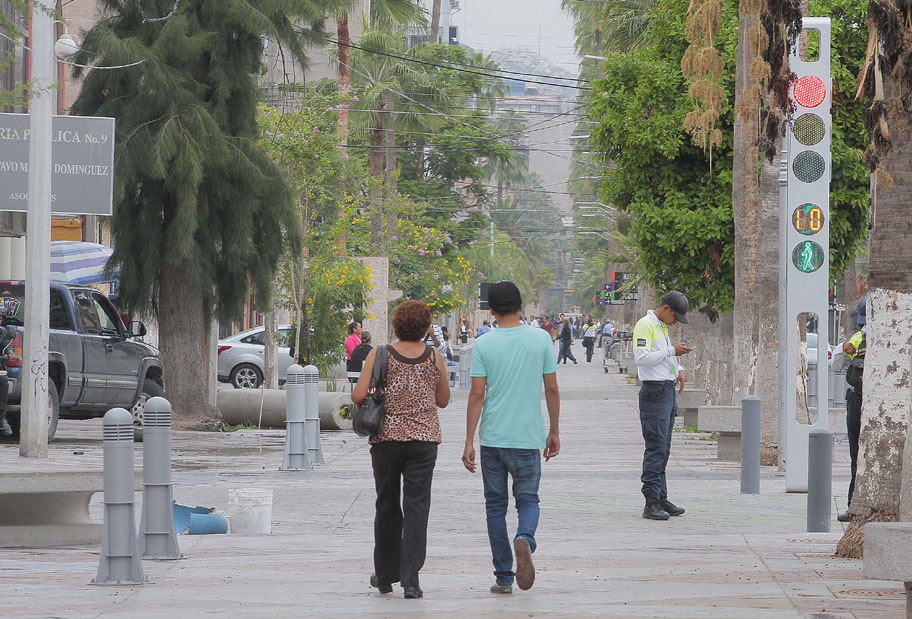 Para Jane Jacobs, que haya mayor flujo peatonal, es mayor supervisión del entorno. (Manuel Guadarrama)