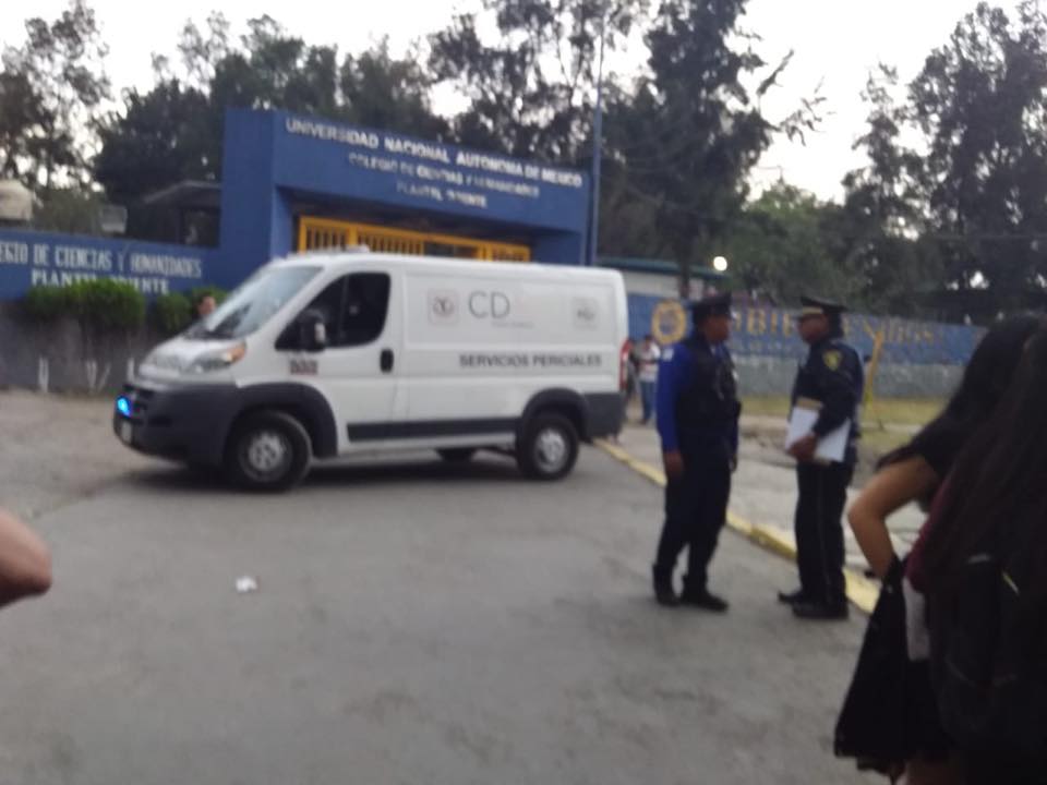 Peritos de la PGJ en el CCH Oriente. (Frida Madrid)