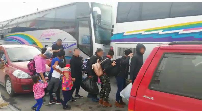 Personas migrantes abordan autobuses para ser trasladados.