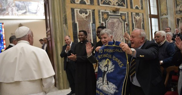 El pontífice recibió a peluqueros, estilistas y barberos en El Vaticano.