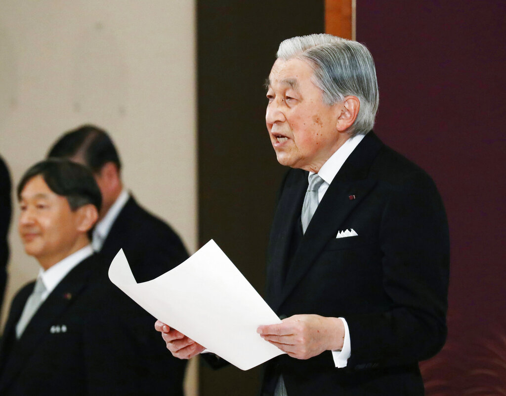 Akihito, con un traje chaqué, pronunció un breve discurso. AFP