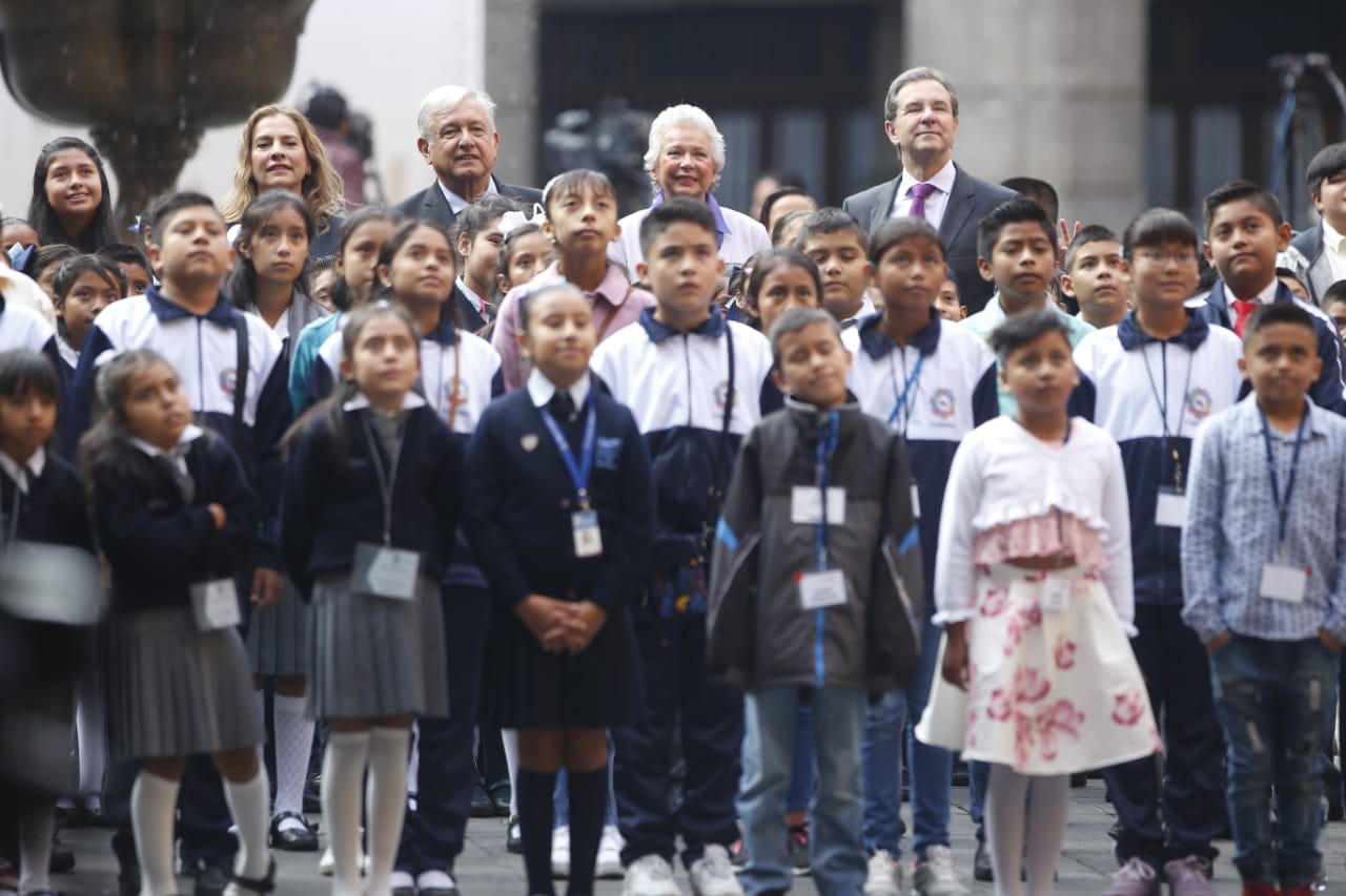 AMLO ofrece desayuno a niños en su día. (Héctor Téllez)
