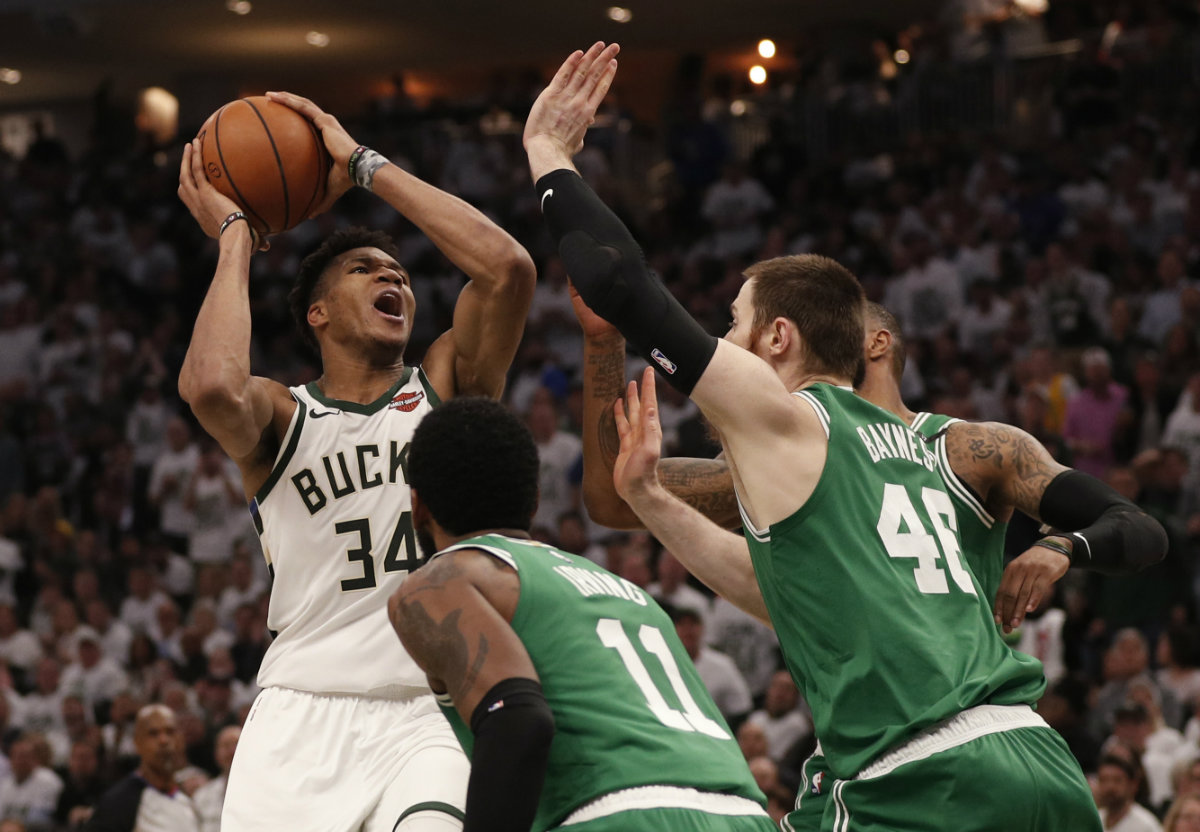Bucks se vengan de Celtics; arrollan y empatan serie (Reuters)