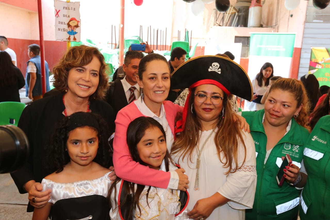 Claudia Sheinbaum, jefa de Gobierno de la CdMx, con niños (Javier Ríos)